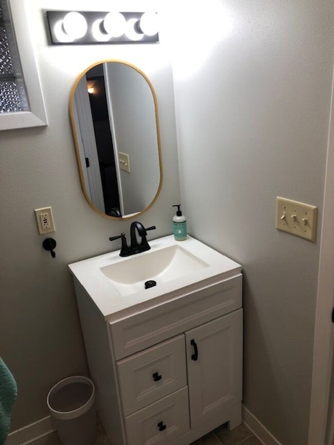 Building Photo - For Rent – Charming 2 Bed, 2 Bath Single-F...