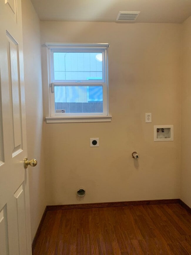 Building Photo - Great 3BD 2.5BA Fisher's Landing! Large Fe...