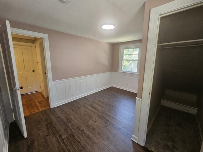 Building Photo - Spacious 5-Bedroom 2.5 Bath Home