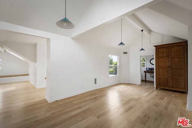 Building Photo - 833 Burnside Ave
