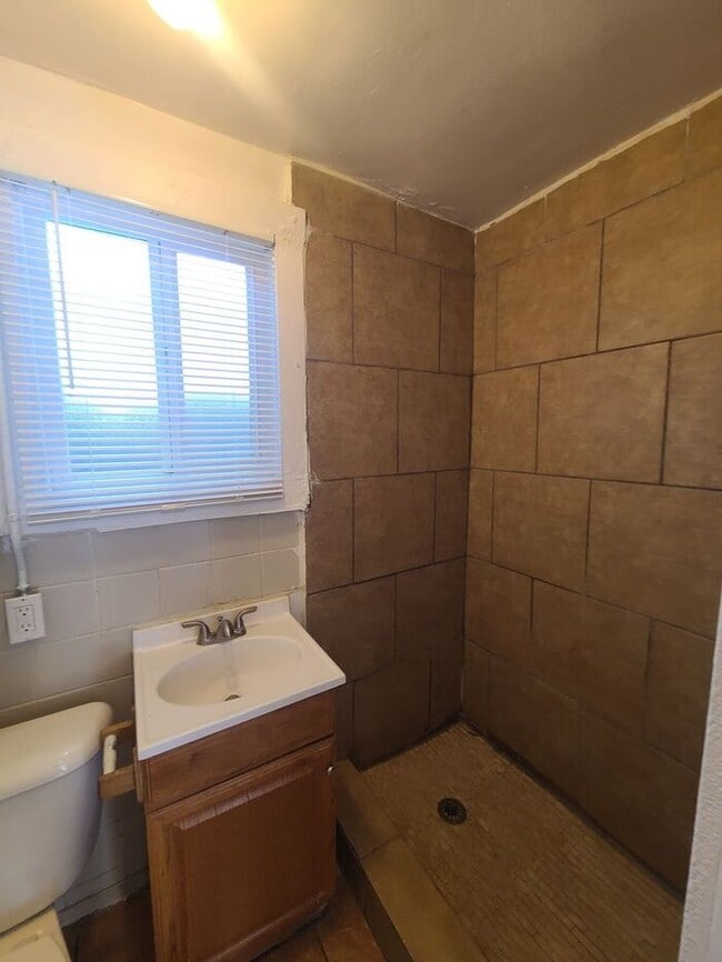 Building Photo - Studio