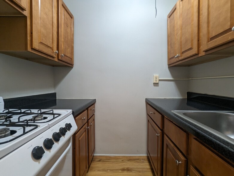 Building Photo - 429 W Roscoe St