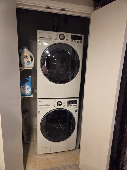 Building Photo - 645 Front St