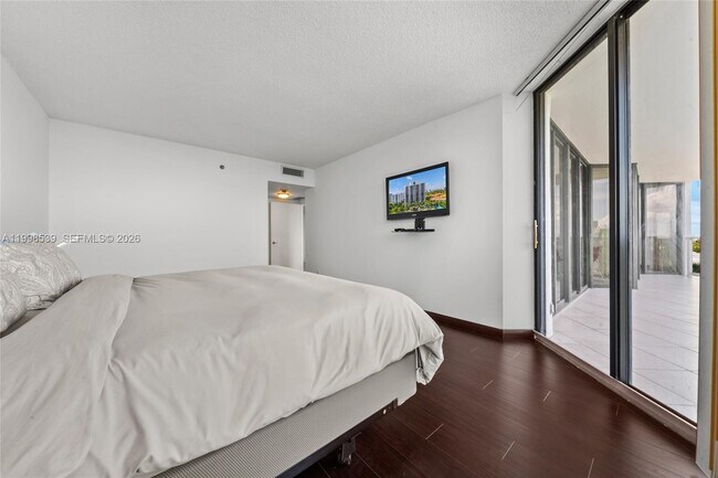 Building Photo - 3598 Yacht Club Dr