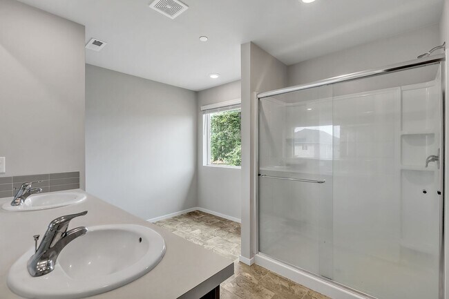 Building Photo - Spacious Puyallup Home with Room for the E...
