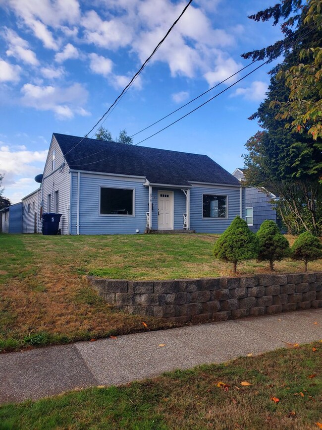 Building Photo - North End 4 bdrm, 2 bath, Oversized Garage...