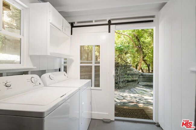 Building Photo - 618 S Topanga Canyon Blvd