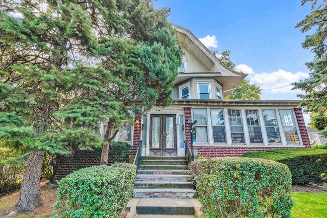 Building Photo - 1200 Beverley Rd