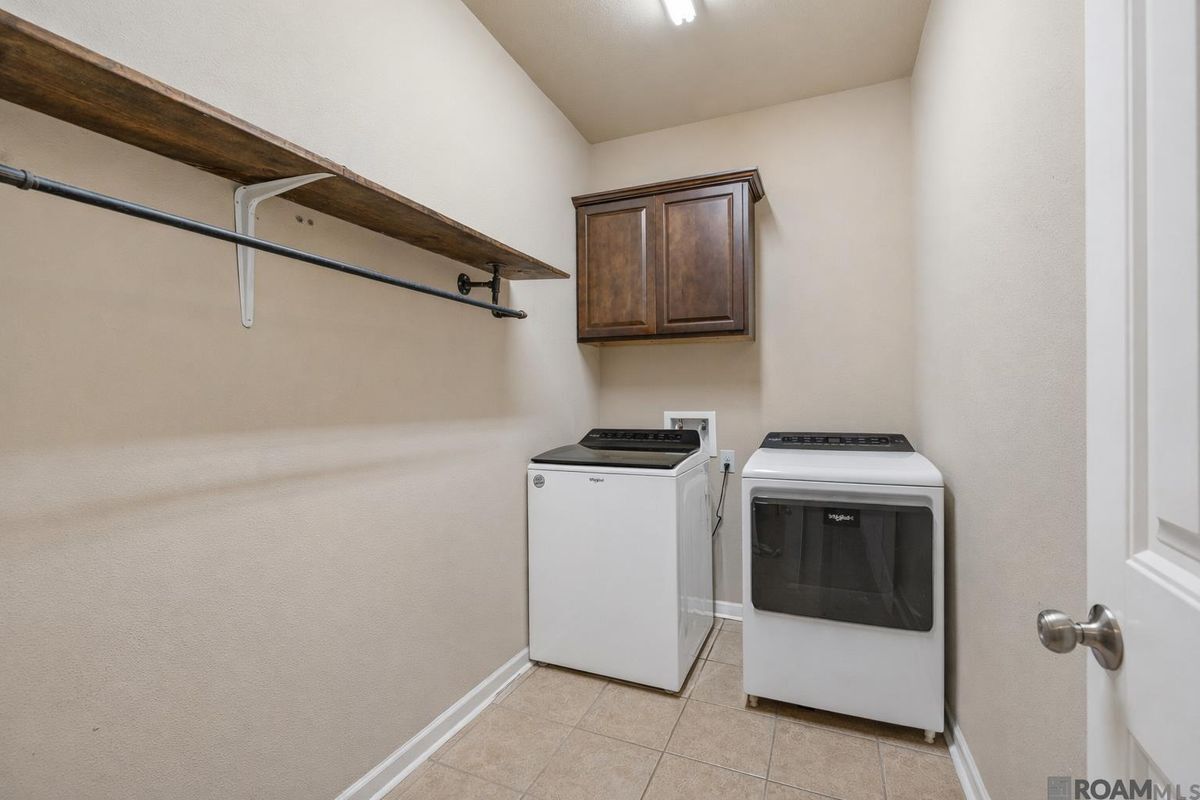 Building Photo - 13440 Larch Ct