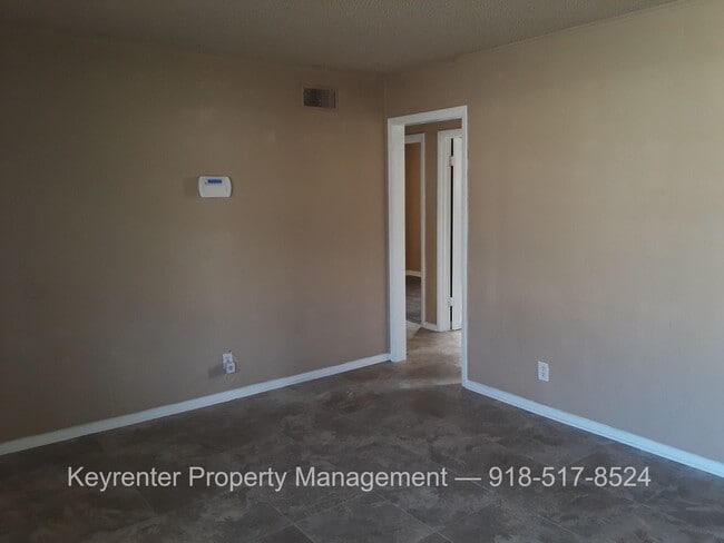 Building Photo - Spacious 4 Bedroom House