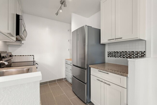 Building Photo - 2092 Kuhio Ave #906