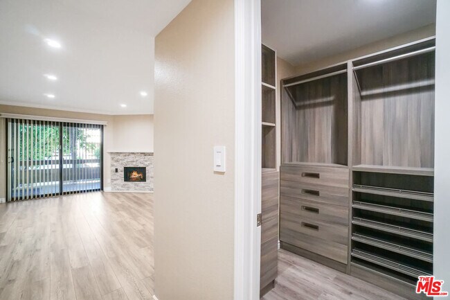 Building Photo - 15233 Magnolia Blvd