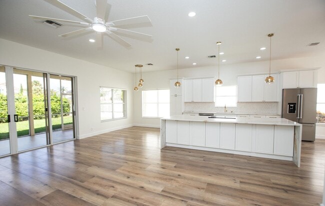 Building Photo - 10881 La Salinas Cir