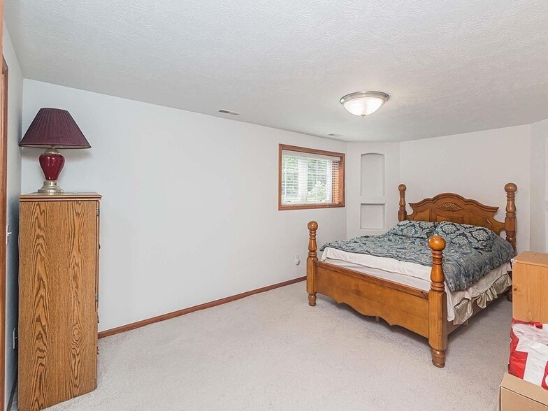 Building Photo - 809 S Outlook Dr