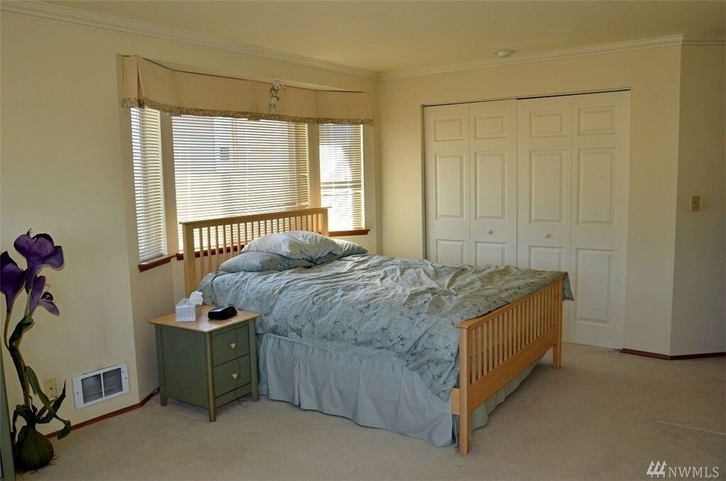Bright spacious master bedroom with good closet space - 610 Glen St