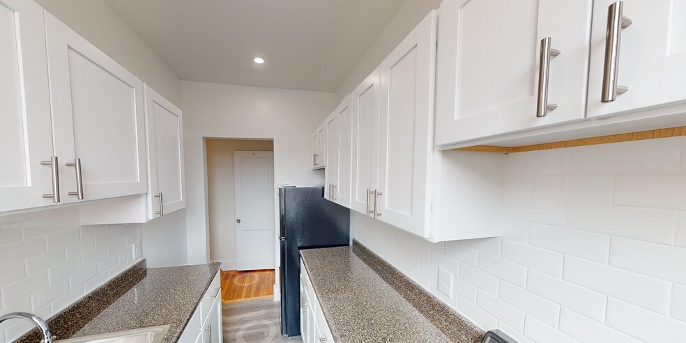 Building Photo - 136 Columbia St