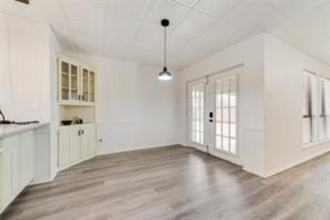 Building Photo - Charming Rowlett Retreat: Updated and Move in Ready