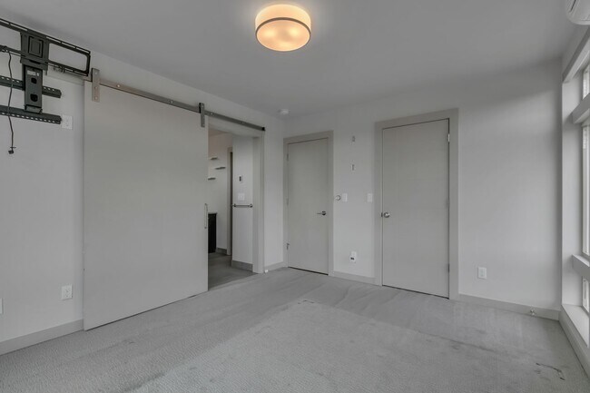 Building Photo - Modern Townhouse with Rooftop Deck & Skyli...