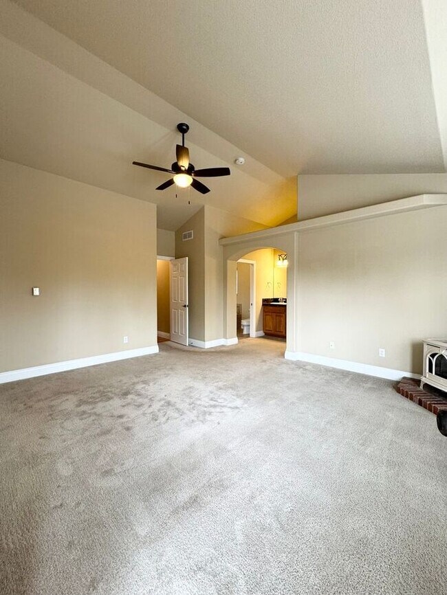 Building Photo - Stunning Executive 4 Bedroom 2 Bath Home i...