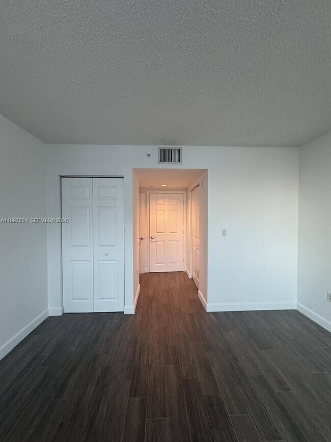 Building Photo - 1155 Brickell Bay Dr