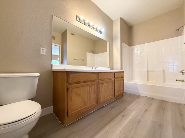Building Photo - Gated condo boasts 2 bedrooms and 2 bathrooms
