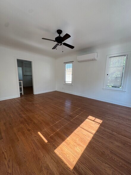 Living space from rear corner - 3350 Hamilton Way