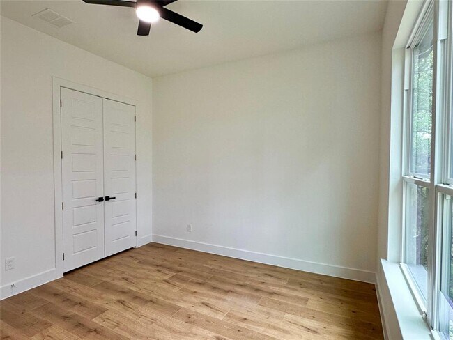 Building Photo - 5206 Country Club Dr