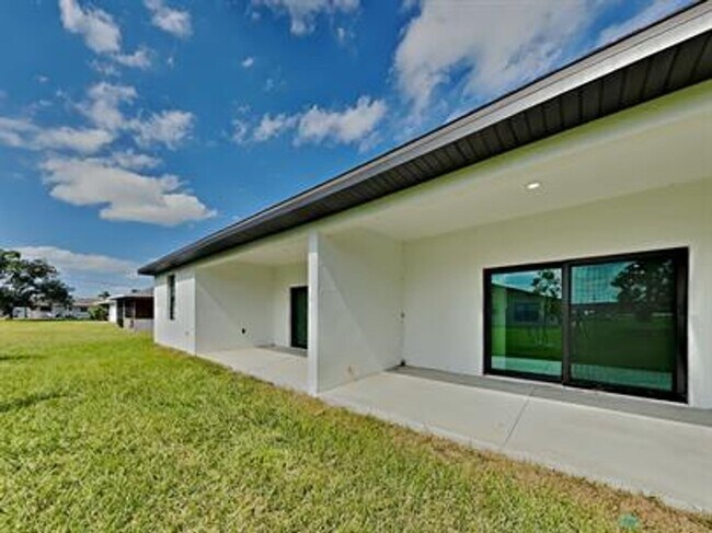 Building Photo - 3106 SE Santa Barbara Pl