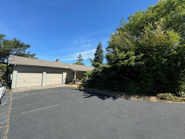 Building Photo - Beautiful 3 Bedroom, 1.5 Bath Home Available Soon!