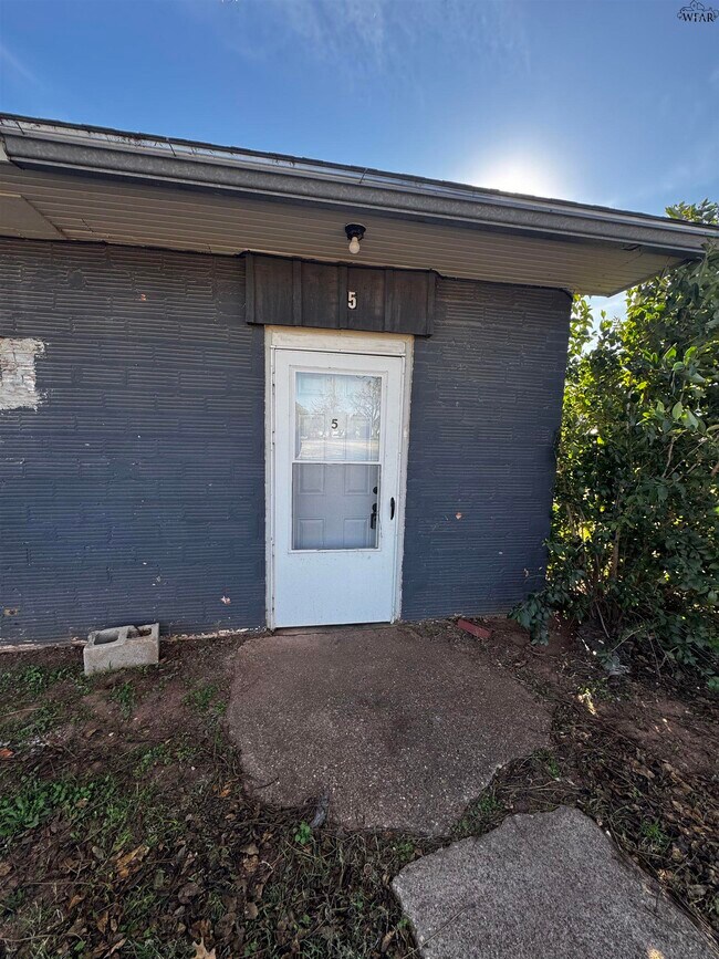 Building Photo - 3201 Southwest Dr