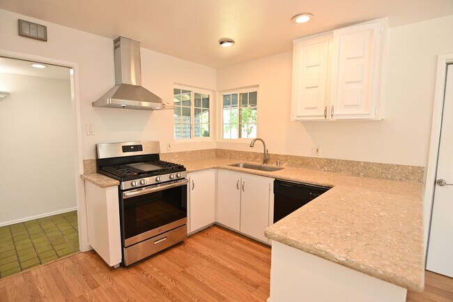 Building Photo - 5659 Lathrop Dr