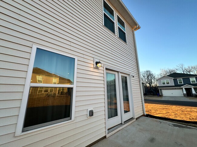 Building Photo - Room in House on Bedrock Rd