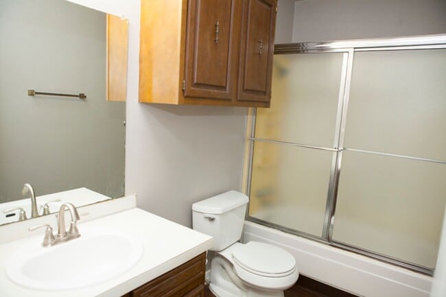 Building Photo - 2-Bedroom, 1-Bathroom Unit @ Rolling Oaks ...