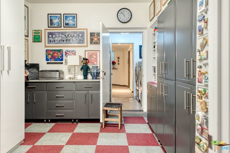 Building Photo - 820 E Palm Canyon Dr
