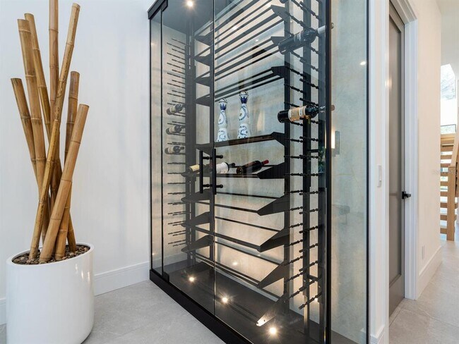 Building Photo - 2467 Hyde Park St