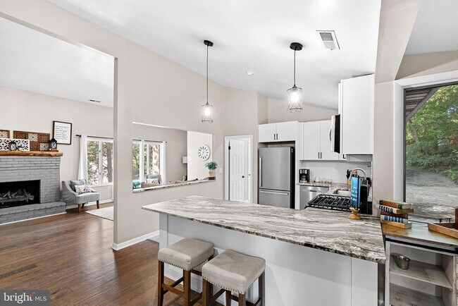 Building Photo - 862 Carrier Dr