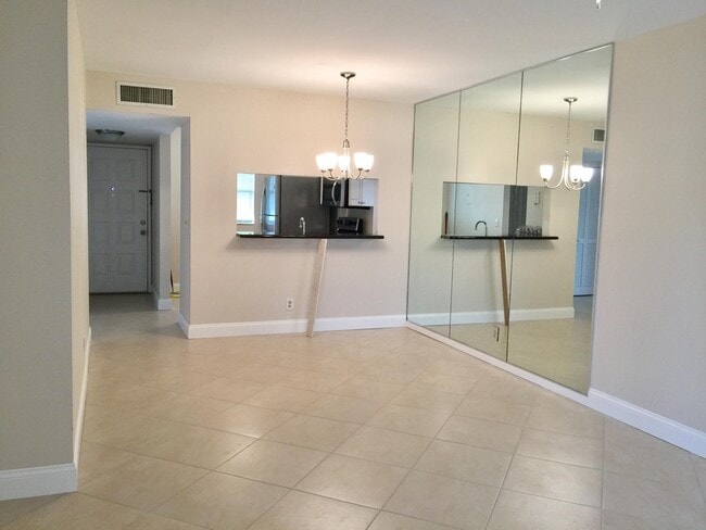 Building Photo - 6772 Palmetto Cir S