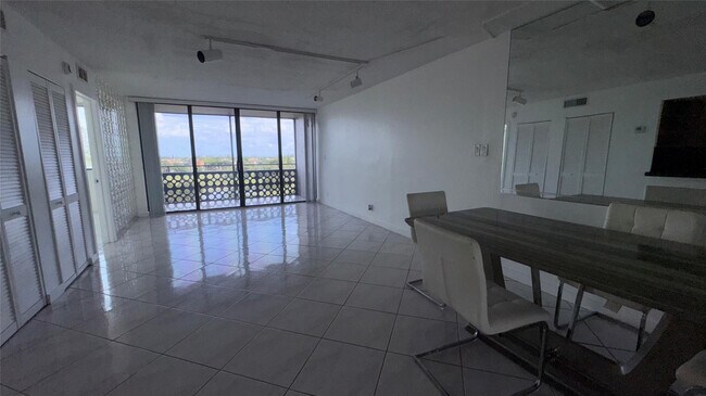 Building Photo - 4222 Inverrary Blvd