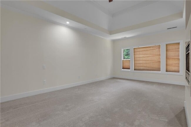 Building Photo - 3228 Silver Lake Dr NE