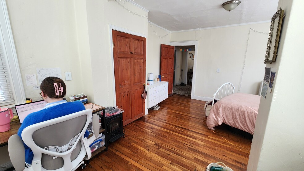 Building Photo - 213 Kelton St