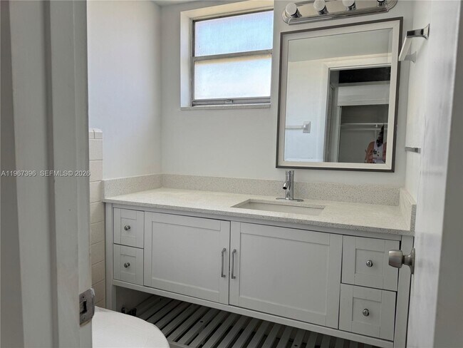 Building Photo - 1333 E Hallandale Beach Blvd