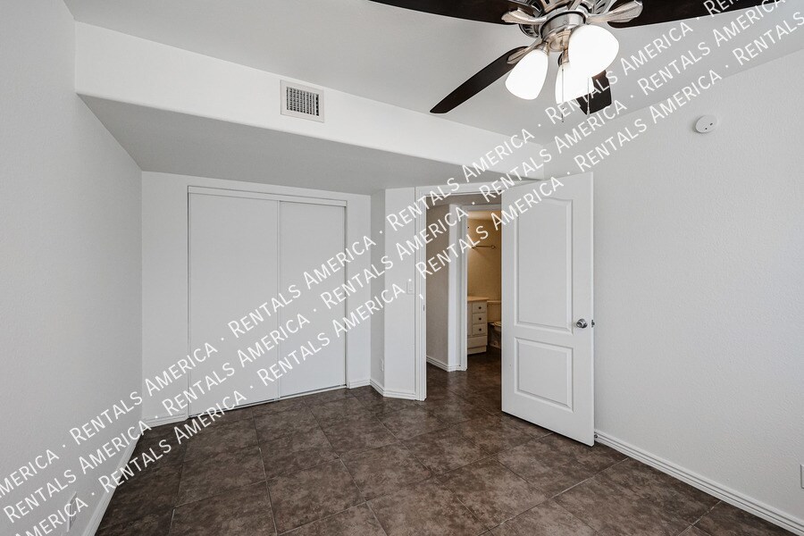 Building Photo - 7219 S 14th Pl