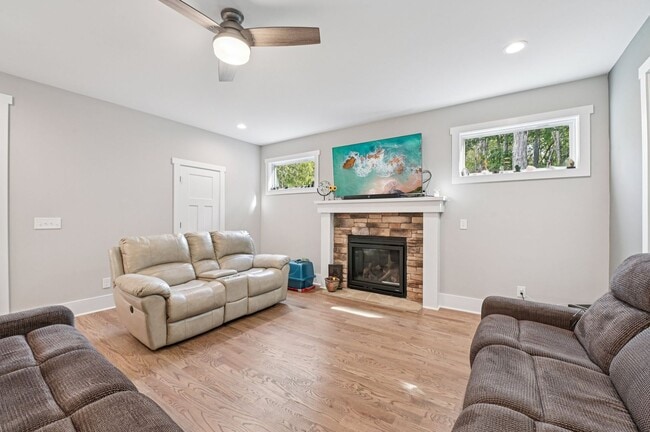 Building Photo - Luxury 5 Bed, 3.5 Bath Home on Large Lot !...