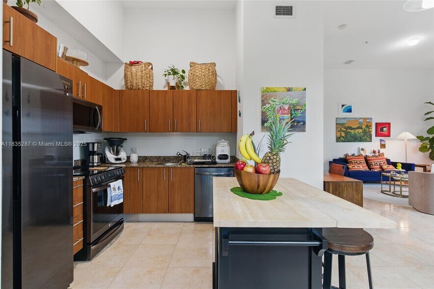 Building Photo - 2701 SW 3rd Ave