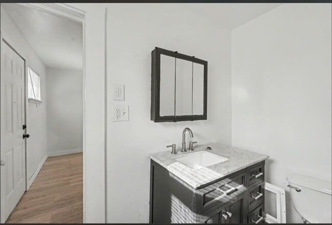 Building Photo - 732 N Victor Ave