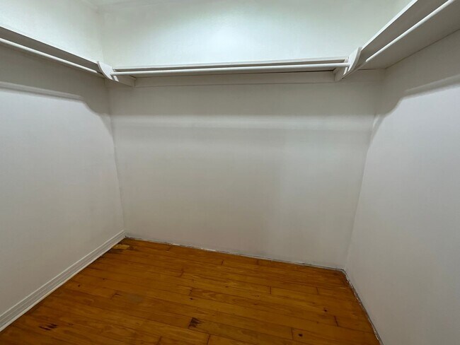 Building Photo - Spacious 3/2 in Greenwood with Everything ...