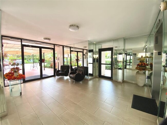 Building Photo - 3000 N Palm Aire Dr