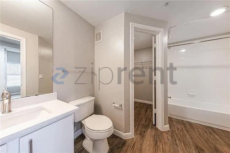 Building Photo - Unit 823