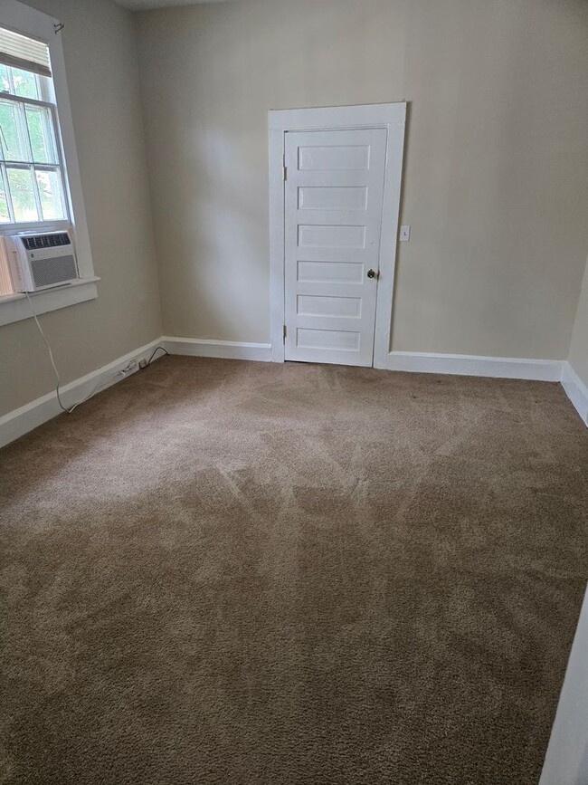 Building Photo - FOR RENT with a Riverview!