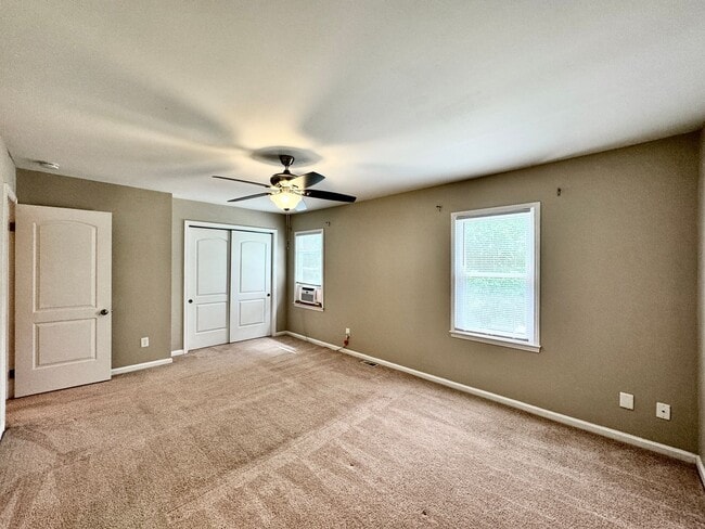 Building Photo - Great Neck Townhome Available NOW! Neutral...